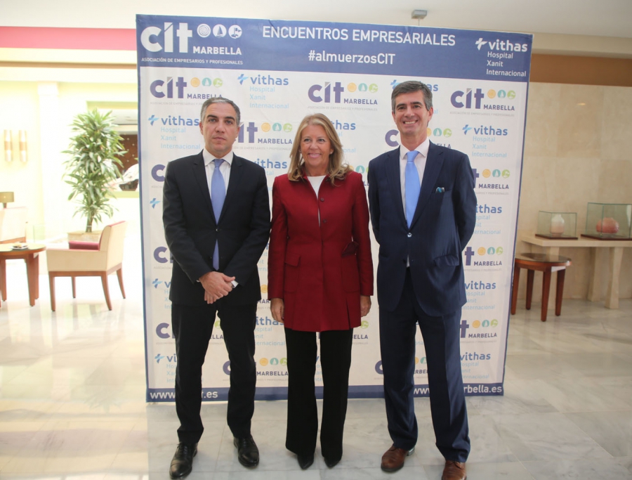 La alcaldesa acompaña al presidente de la Diputación en su intervención en los almuerzos del CIT Marbella