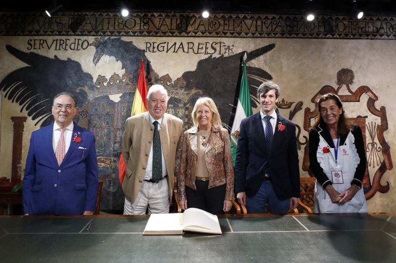 La alcaldesa recibie en el Ayuntamiento al exministro de Asuntos Exteriores, José Manuel García-Margallo