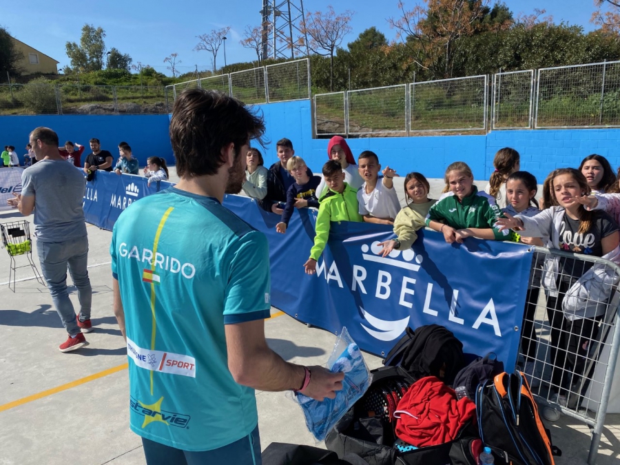 El Ayuntamiento organiza una serie de clinics en colegios y en el club Los Monteros para promocionar la nueva edición del ‘World Padel Tour’