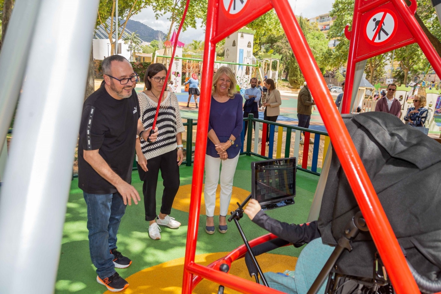 La alcaldesa visita el área de juego adaptado del parque de La Represa, una instalación que favorece la integración de los menores con necesidades especiales