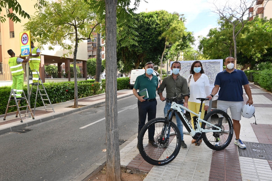 El Ayuntamiento ampliará la red de ciclocalles de la ciudad a más de 40 viales en una primera fase que se ejecutará en los distritos oeste y este y que superará los diez kilómetros