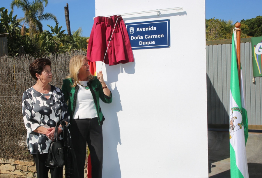 Marbella dedica una avenida a Carmen Duque, fundadora de la Guardería Los Naranjos y del Colegio Alborán, en reconocimiento a su trayectoria profesional y personal