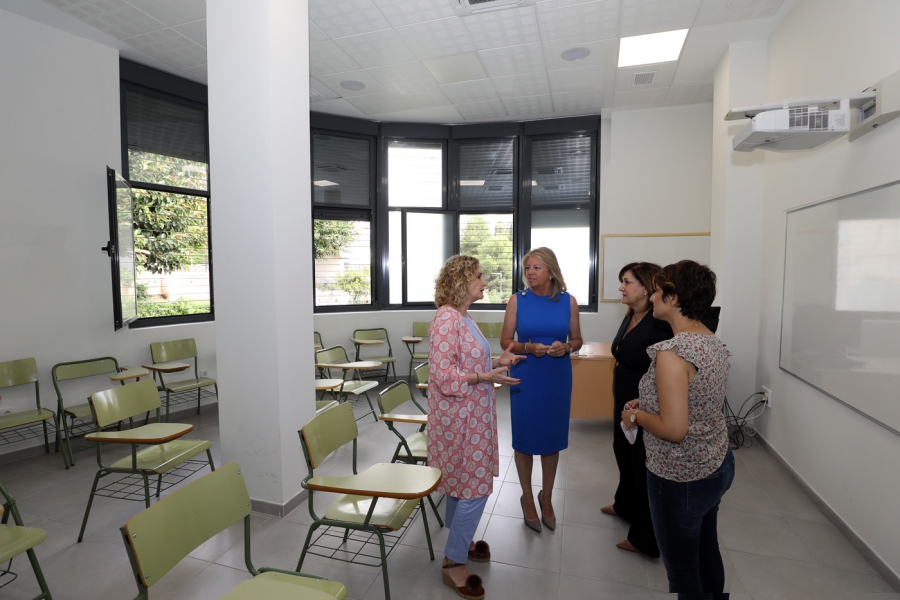 La alcaldesa agradece a Nuria Cabrera “la magnífica labor” desarrollada al frente de la Escuela Oficial de Idiomas de Marbella