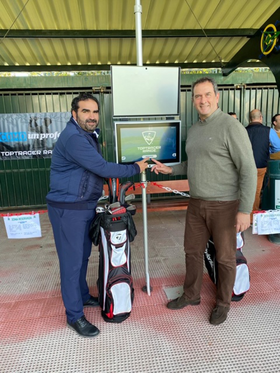 El concejal de Deportes participa en una jornada de demostración de una nueva tecnología para la práctica del golf