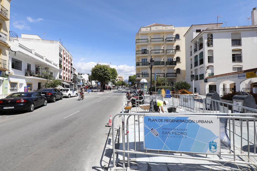 La Tenencia de Alcaldía de San Pedro Alcántara mejora la seguridad vial y la movilidad de la avenida Pablo Ruiz Picaso y otras arterias del centro con la renovación de más de 9.500 metros cuadrados de asfalto