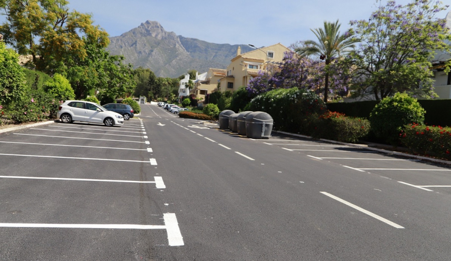 El Ayuntamiento acondiciona el asfalto y renueva la señalización en las calles Cornalina, Calomela y Estena de Nagüeles
