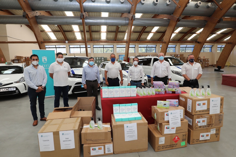 El Ayuntamiento entrega al sector del taxi de la ciudad 350 kits de prevención frente al Covid-19 procedentes de la donación de Emiratos Árabes