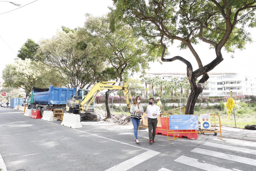 El Ayuntamiento renueva el acerado y elimina barreras arquitectónicas con dos actuaciones paralelas en el entorno de la calle Los Granados de Puerto Banús