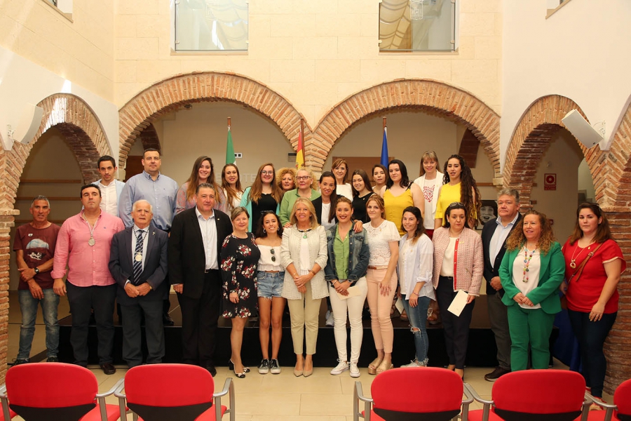 La alcaldesa destaca la "valiosa aportación" de las mujeres de trono de la Hermandad de Santa Marta a la Semana Santa de Marbella