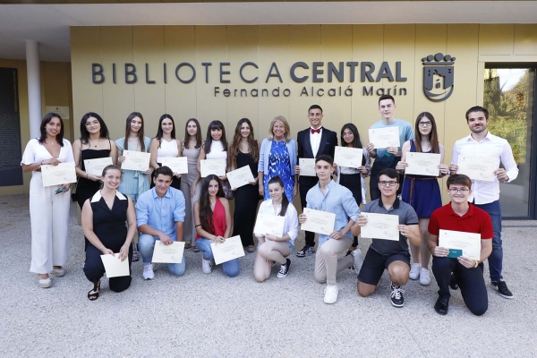 El Ayuntamiento reconoce a la veintena de estudiantes con mejores expedientes académicos de Bachillerato del municipio