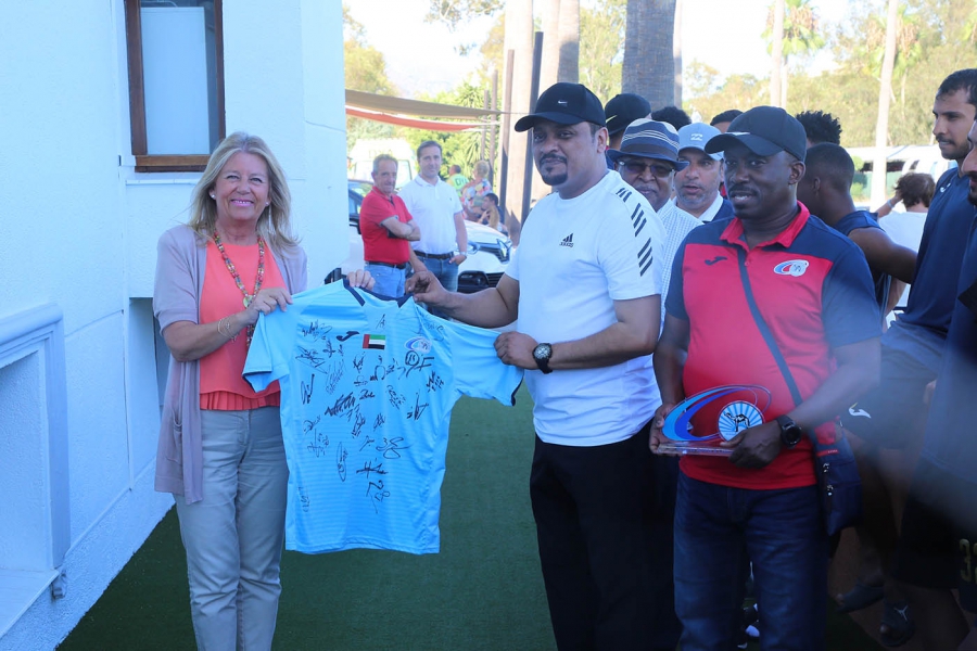 La alcaldesa asiste al encuentro entre el Baniyas SCC de la Primera División de Emiratos Árabes Unidos y la Unión Deportiva Los Barrios