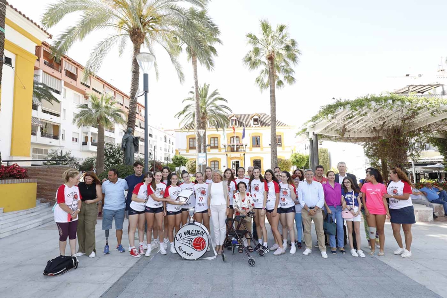 La alcaldesa recibe al equipo cadete femenino del CD Voleibol San Pedro, que ha logrado la tercera posición en el Campeonato de Andalucía
