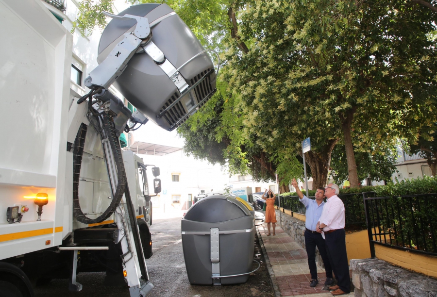 San Pedro Alcántara incorpora 395 contenedores de carga lateral que triplican capacidad y permiten aumentar en 143 las plazas de aparcamiento
