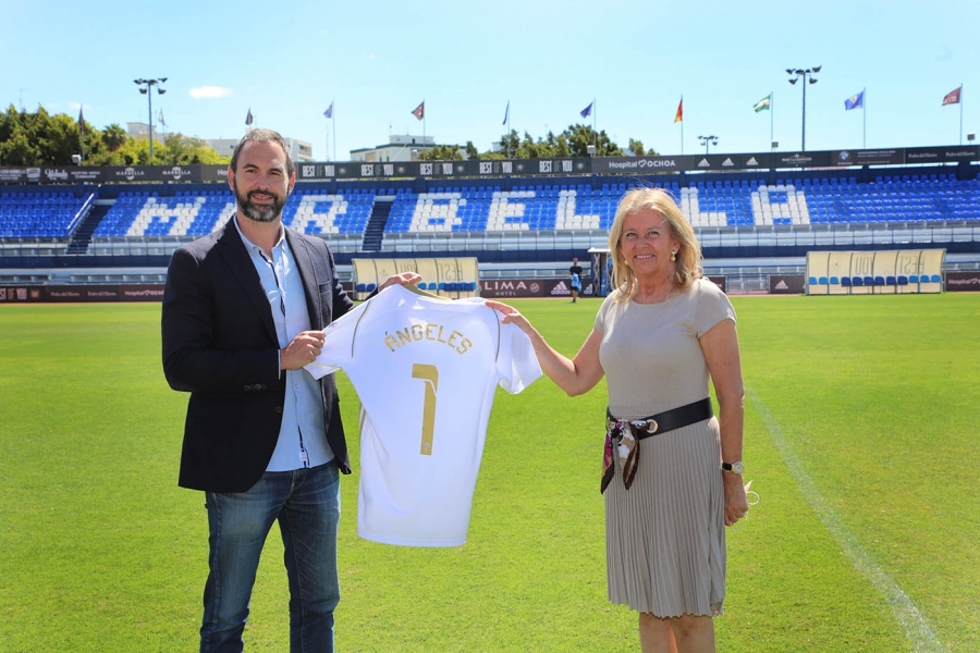 La alcaldesa recibe la camiseta del Marbella FC y muestra su respaldo al club de cara al playoff de ascenso a Segunda
