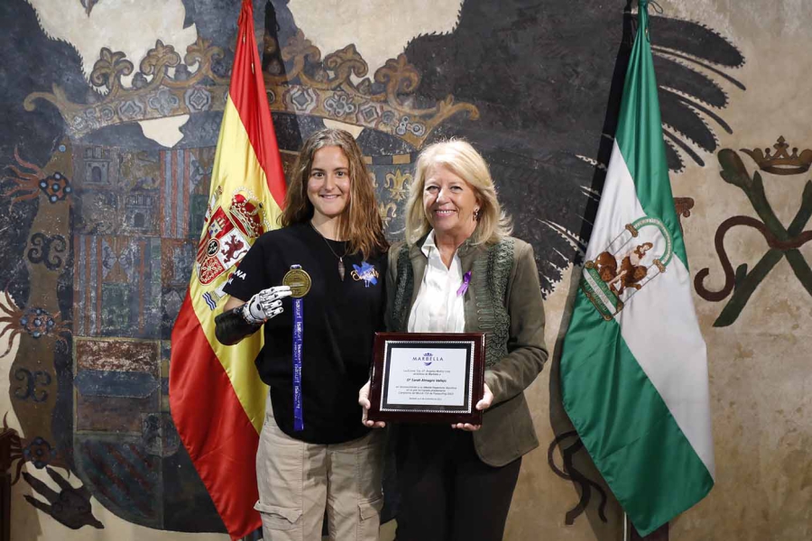 La alcaldesa recibe a Sarah Almagro tras proclamarse campeona mundial de parasurfing y destaca que “es un honor para Marbella tener una deportista de tan elevado nivel y todo un ejemplo a seguir”