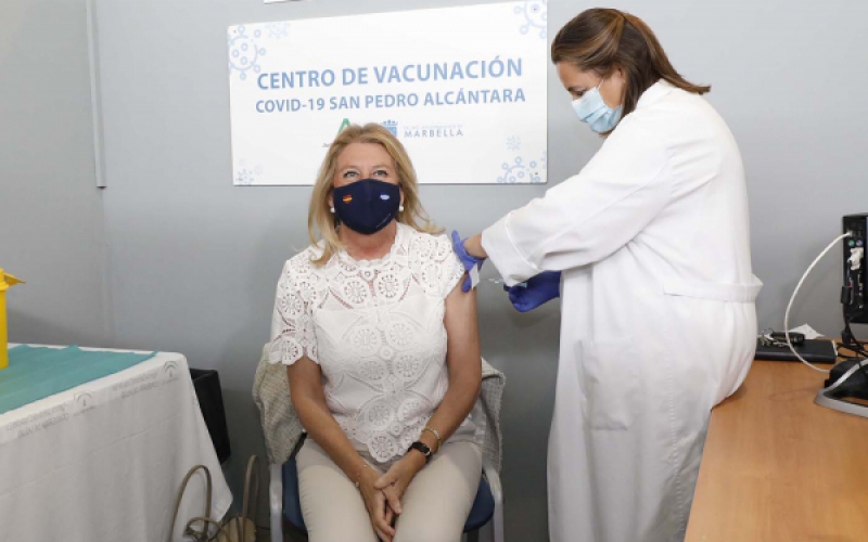 La alcaldesa anima a los ciudadanos a vacunarse “en cuanto reciban la llamada de sus centros de salud”