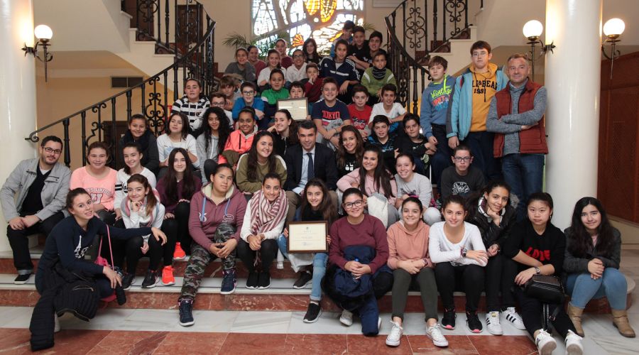 Alumnos del IES Victoria Kent han visitado hoy el Ayuntamiento con motivo del Día de la Constitución