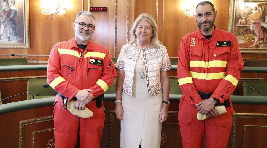 La colocación del Pendón de la ciudad y la izada de banderas en el balcón del Ayuntamiento marcan la jornada previa al Día Grande de Marbella en honor al Santo Patrón San Bernabé