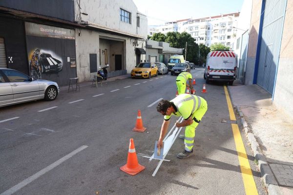 El Ayuntamiento mejora la señalización vial del polígono industrial de Nueva Andalucía para reforzar la seguridad y agilizar la circulación