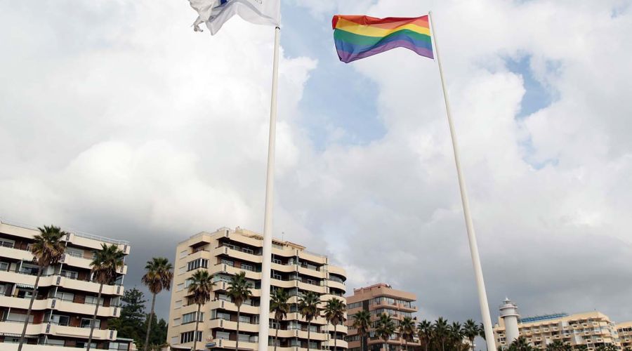 El Ayuntamiento iza la bandera LGTBI como compromiso “de respeto, trabajo y protección de los derechos de este colectivo”