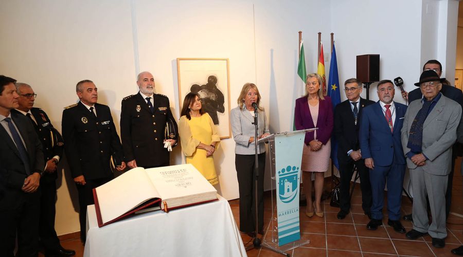 Marbella celebra el 40 aniversario de la Constitución con una izada de banderas en el Ayuntamiento y la inauguración de una exposición conmemorativa en el Museo del Grabado