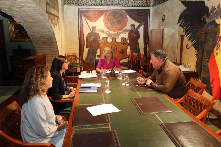 Imagen de la noticia La alcaldesa aborda en una reunión con Cruz Roja…