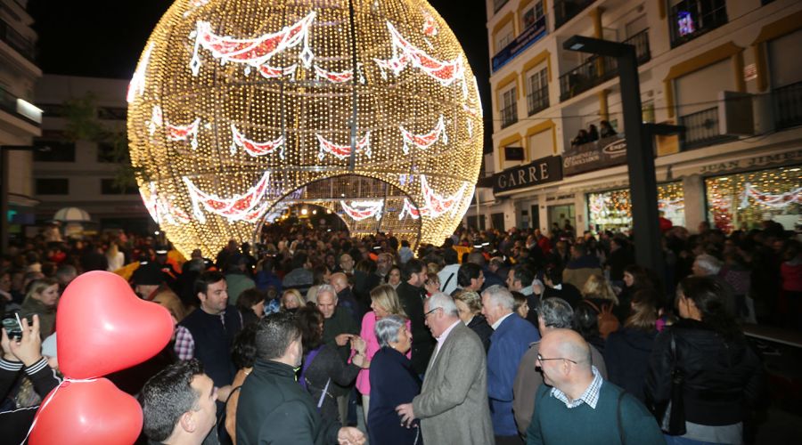 Marbella y San Pedro Alcántara dan la bienvenida a la programación navideña con un multitudinario encendido del alumbrado