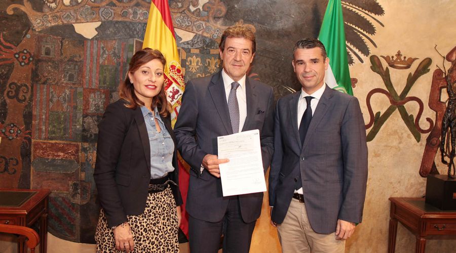 El Ayuntamiento recibe el talón del Casino Marbella por valor de las fichas extraviadas en el año 2016