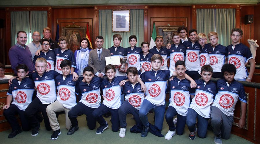 El alcalde recibe a los equipos sub-14 y sub-18 del Trocadero Marbella RC, campeones de Andalucía
