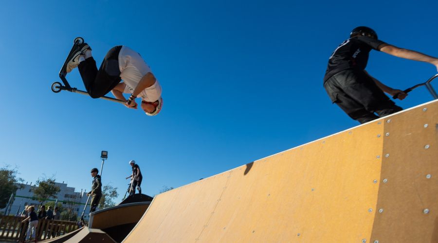 La alcaldesa respalda el tercer Campeonato de España de Scooter, que ha reunido a los mejores patinadores nacionales en el skate park de Bello Horizonte