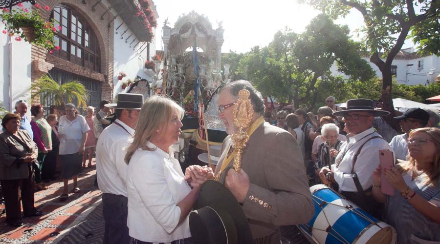 La alcaldesa realiza una ofrenda floral a la Hermandad del Rocío de Marbella en su salida hacia Almonte