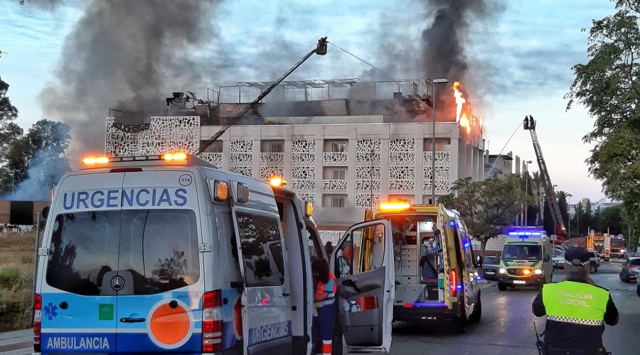 Un dispositivo integrado por medio centenar de efectivos de Bomberos, Policía Local y Protección Civil y una veintena de vehículos interviene en la extinción del incendio del Hotel Sisu