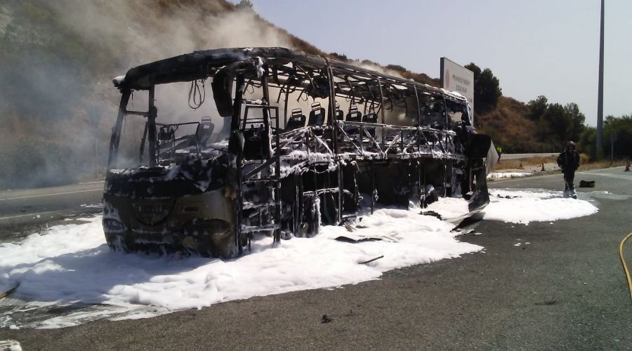 Bomberos extinguen el fuego de un autobús incendiado en la AP-7