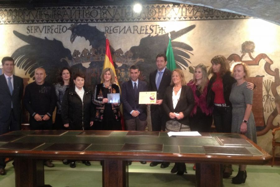 Imagen de la noticia El alcalde hace entrega a Les Roches del distinti…