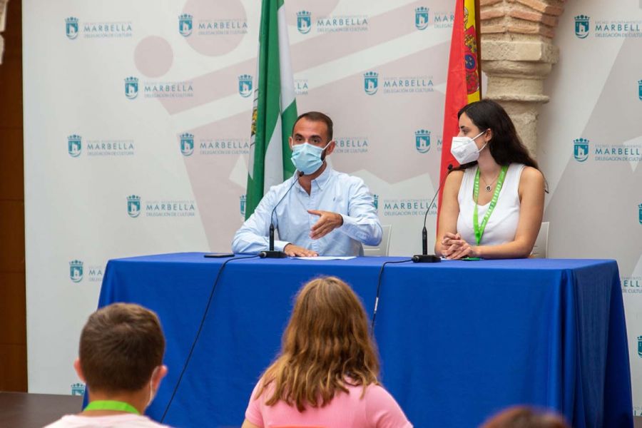 Imagen de la noticia El concejal de Juventud da la bienvenida a una ve…