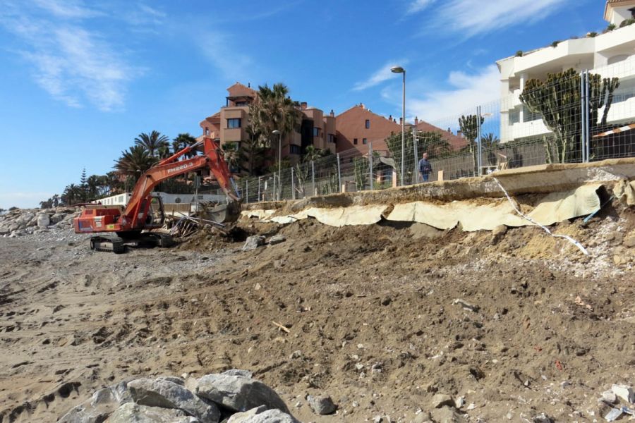 Imagen de la noticia El Ayuntamiento demuele el muro del tramo del pas…