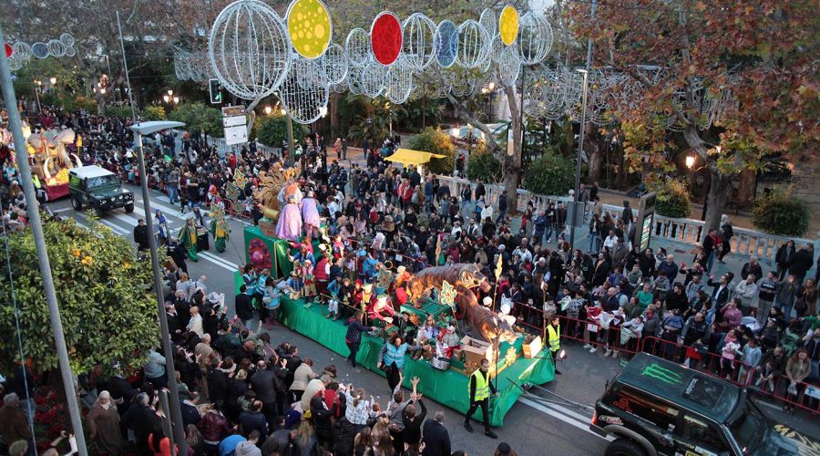 Los Reyes Magos recorren las principales calles de Marbella repartiendo ilusión