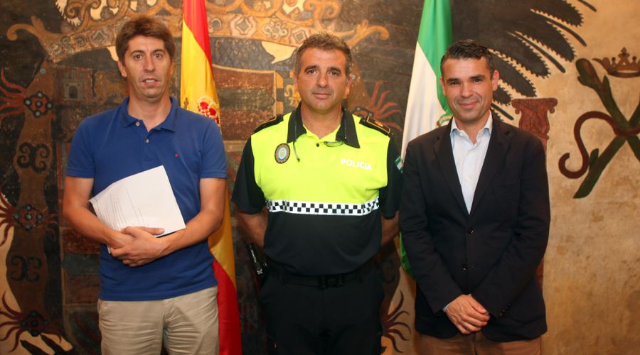 El alcalde recibe a Miguel Cortés tras el éxito deportivo cosechado en Tiro al Plato