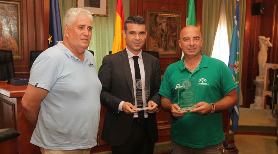 El alcalde recibe a los participantes en el campus de la Federación Andaluza de Voleibol que se celebra en Marbella