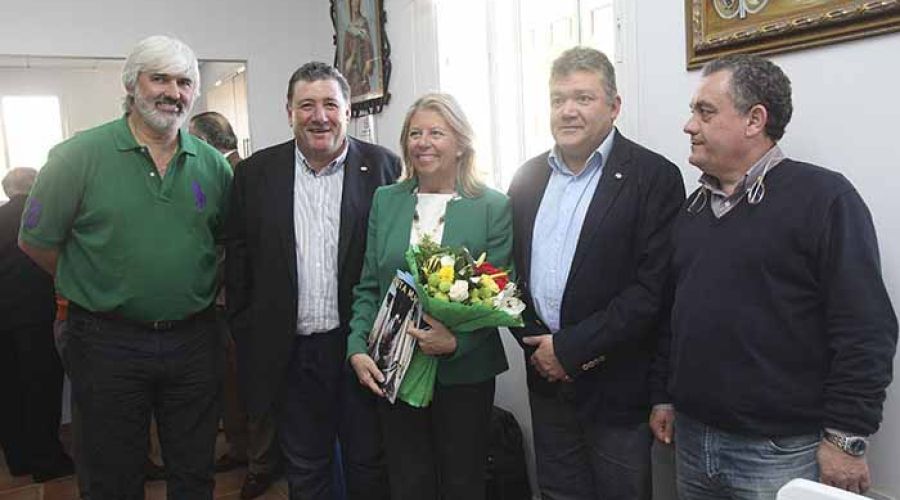 La alcaldesa visita la Hermandad del Cautivo y Santa Marta que ha celebrado un almuerzo de vigilia