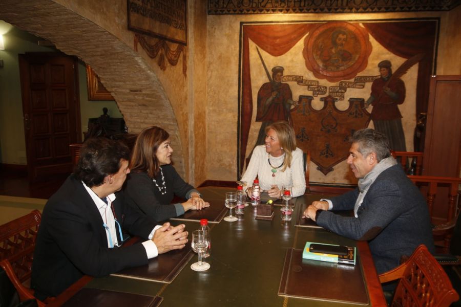 Imagen de la noticia La alcaldesa recibe en el Ayuntamiento a la congr…