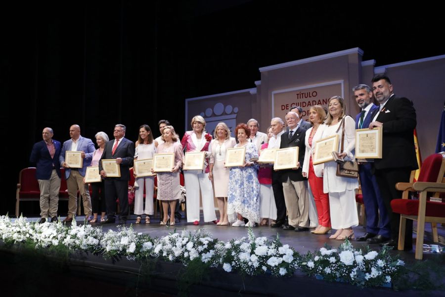 Imagen de la noticia El Ayuntamiento reconoce la trayectoria personal…