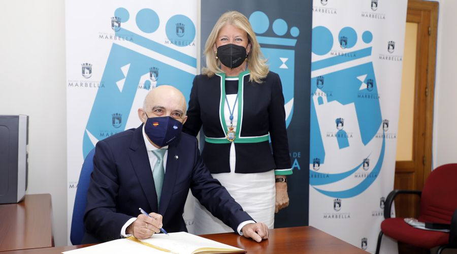 Marbella entrega las Medallas de la Ciudad a las instituciones Bancosol e Hijas de María Auxiliadora y al doctor Antonio Díaz Aroca por su humanidad y vocación de servicio público