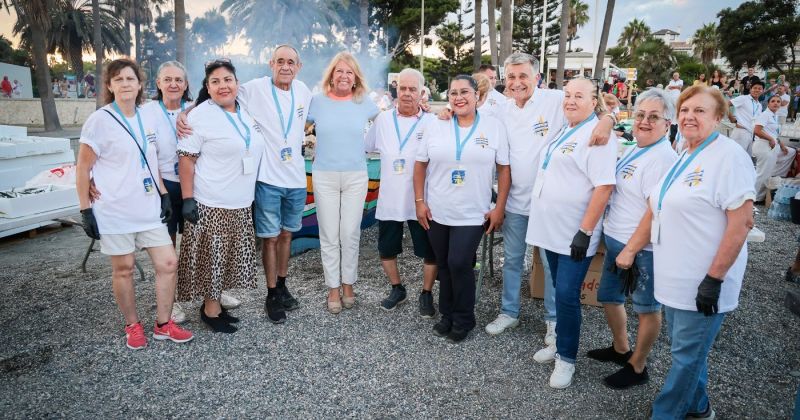Marbella se vuelca con la Moraga Popular, iniciativa que cumple trece ediciones y que este año ha repartido 1.700 kilos de sardinas