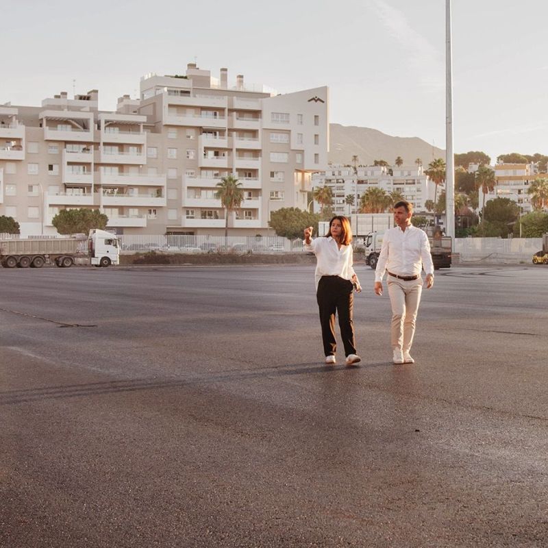 El Ayuntamiento avanza en la ejecución del complejo deportivo de Nueva Andalucía con el asfaltado de la pista de atletismo y el próximo montaje del graderío