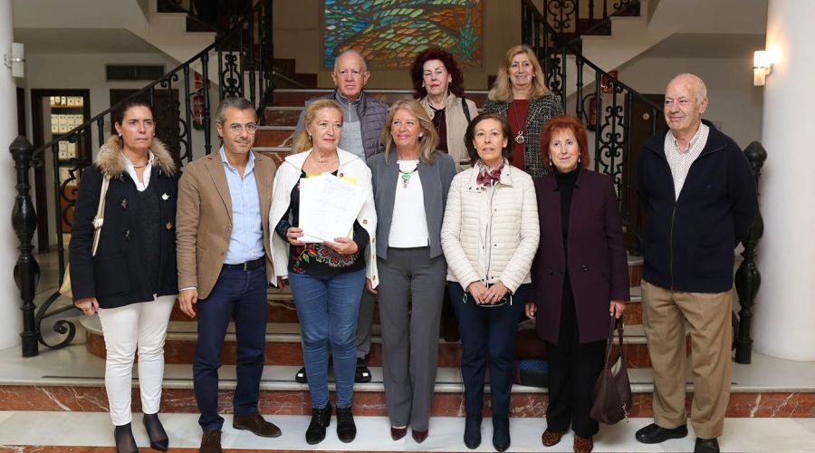 La alcaldesa respalda a los vecinos en su petición a la Junta de Andalucía para que convierta la antigua sede de Urbanismo en centro de salud