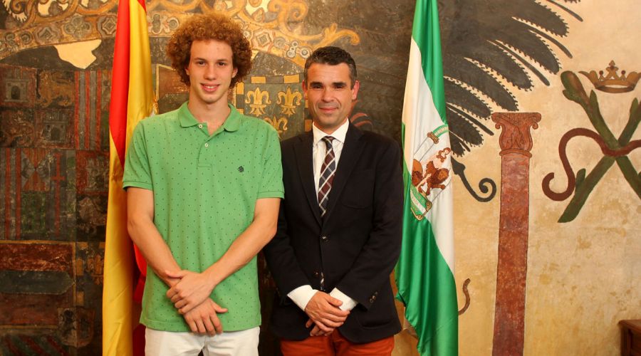 El alcalde felicita por sus éxitos deportivos al nadador local Alejandro Trujillo