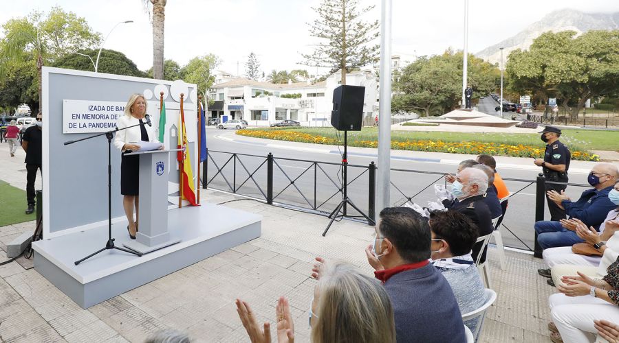 El Ayuntamiento rinde homenaje a las víctimas del Covid con una izada de la bandera nacional instalada en la rotonda del bulevar Príncipe Alfonso de Hohenlohe