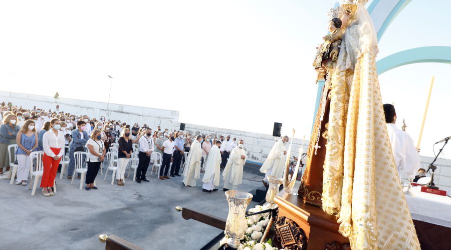 La alcaldesa asiste a la Misa en honor a la Virgen del Carmen en el Puerto Pesquero La Bajadilla en el Día Grande de la Festividad de la Patrona