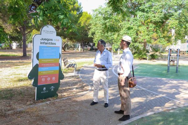 El Ayuntamiento renueva la señalización del Parque de los Tres Jardines de San Pedro Alcántara para reforzar su imagen y facilitar la orientación a sus visitantes